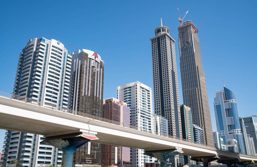 سقوط شظايا على مبنى شركة 