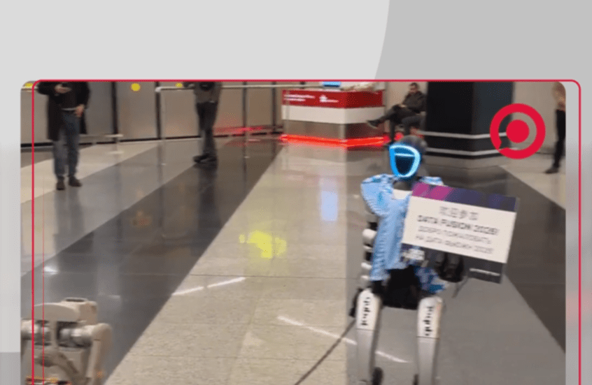 روبوتات تحمل لافتة ترحيبية بانتظار وصول وفد صيني بمطار بموسكو