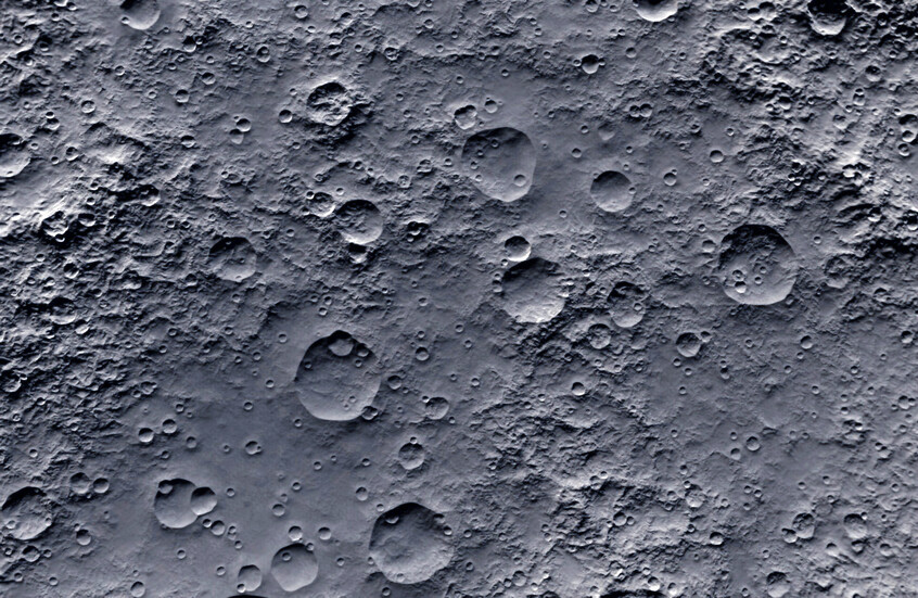 سر اختلاف كميات الجليد بين فوهات القمر