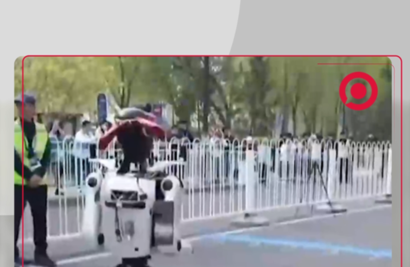 تحطم روبوت بعد فشله في اجتياز مطب صناعي أثناء التحضير لسباق ماراثوني ببكين