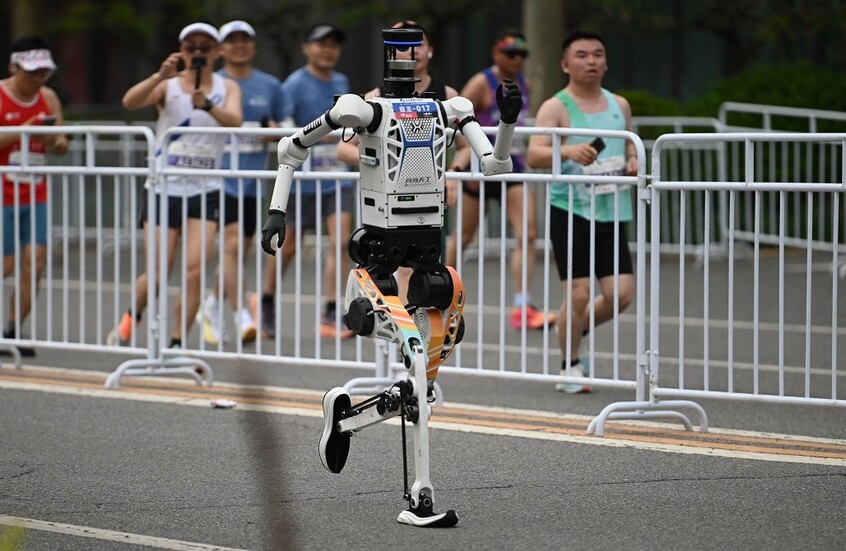 روبوت يحطم الرقم القياسي البشري في سباق نصف ماراثون في بكين (فيديو)