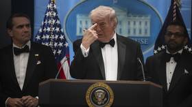 اتهام مسلح عشاء في البيت الأبيض بمحاولة اغتيال ترامب - Rt World News