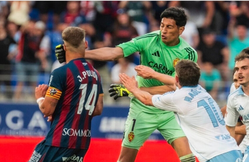 حارس سرقسطة يفقد أعصابه بعد طرده ويتحول إلى 