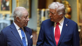 الملك تشارلز يسخر من حرق البيت الأبيض (فيديو)