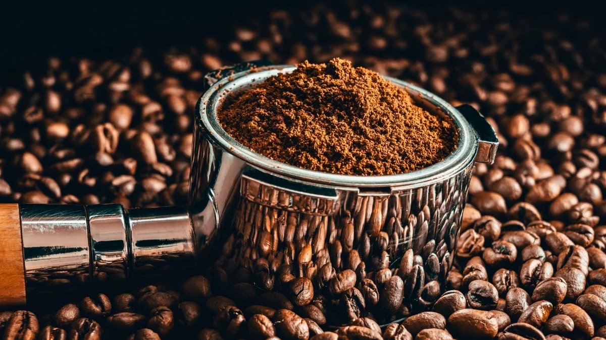 CoffeeGroundsInTampWithRoastedBeans jpg