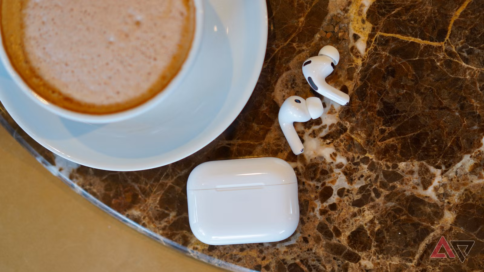 apple airpods pro 3 case buds top JPG