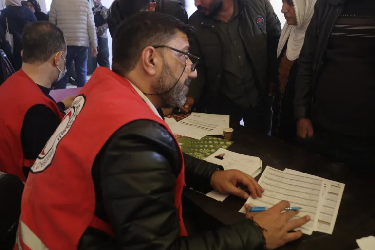 موظفي الهلال الاحمر السوري يقدمون المساعدة