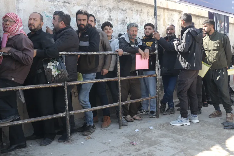 انتظام مكتومي القيد على الدور في القامشلي-الملعب البلدي- حيث مقر اللجنة