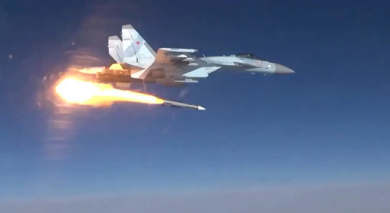 سوخوي تُسقط سوخوي مقاتلة سو 35 روسية تسقط مقاتلة صديقة من طراز Su 30 SM2 webp