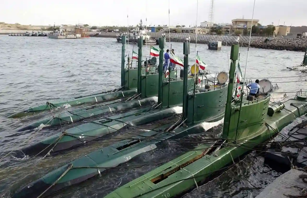 في مواجهة مجموعة حاملات الطائرات الأمريكية، إيران تنشر نحو 20 غواصة صغيرة من طراز غدير، مُجهزة بطورب webp