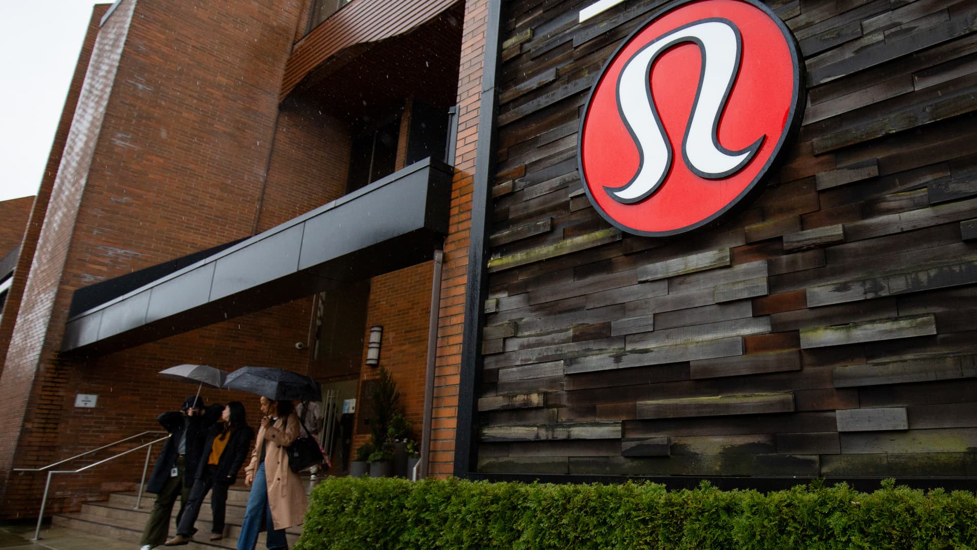 108279142 1773775898640 gettyimages 2265479539 LULULEMON CANADA jpeg