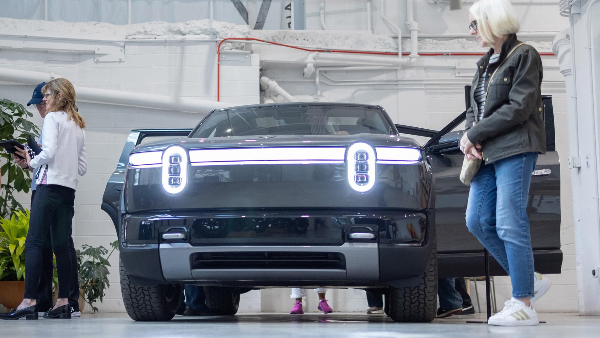 108297781 1777308295201 108297781 1777308210048 gettyimages 2272326273 BIZ AUTO RIVIAN R2 ROADSHOW T jpeg