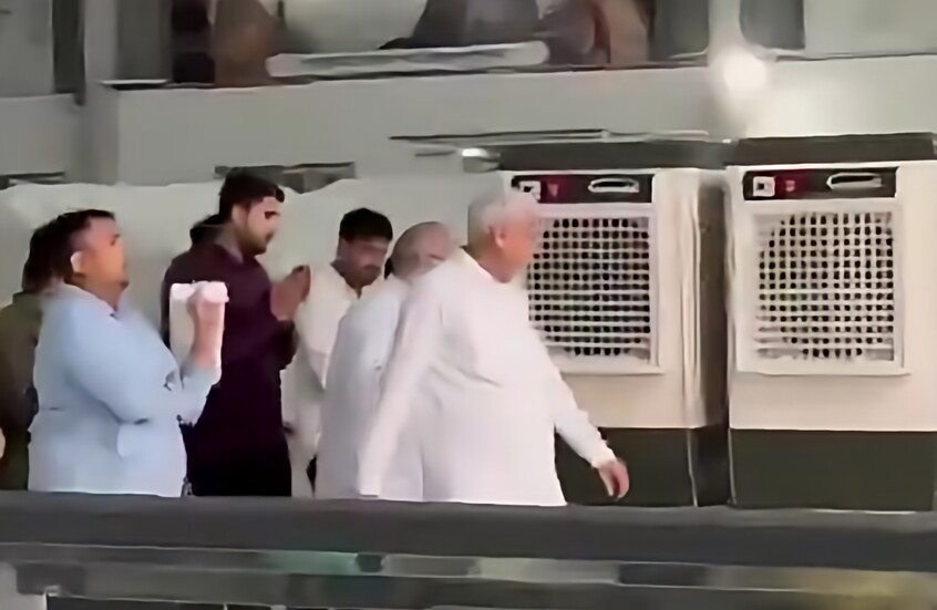 المُريد والمكيف المتنقل.. ضجة على السوشيال ميديا بعد فيديو لرجل دين هندي داخل معبد
