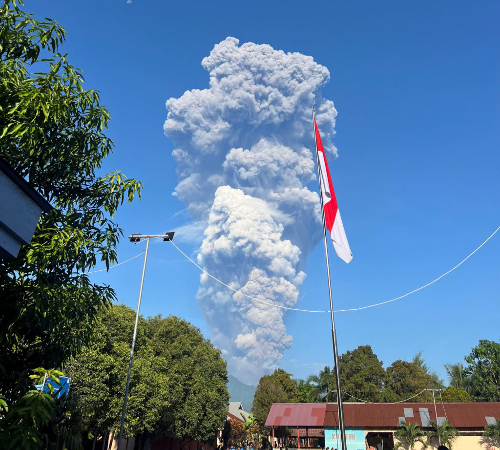 2026 05 08T063421Z 1689606078 RC2M4LAVXWR6 RTRMADP 3 INDONESIA VOLCANO e1778344429242 1024  215 921 jpg