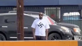 أنت تتباهى بقميص الصليب المعقوف في لوس أنجلوس