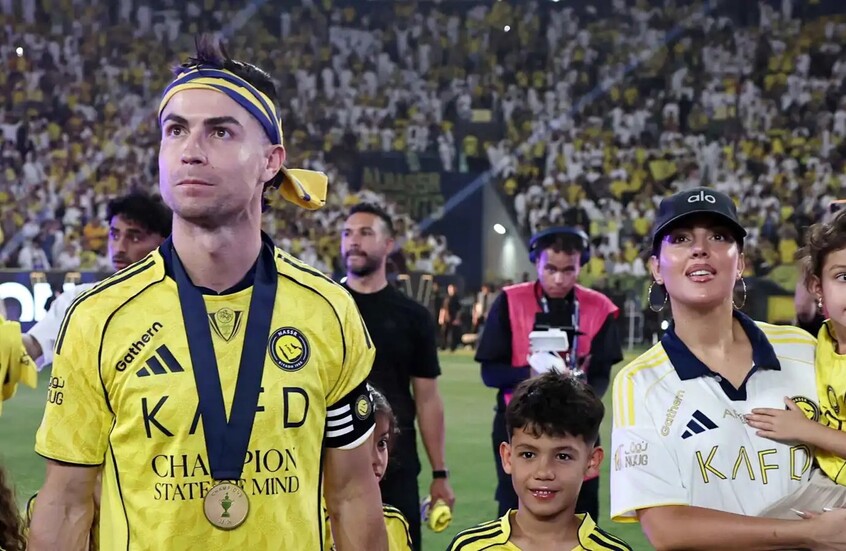 بصورة عائلية.. كريستيانو رونالدو يحتفل بكأس الدوري السعودي مع جورجينا