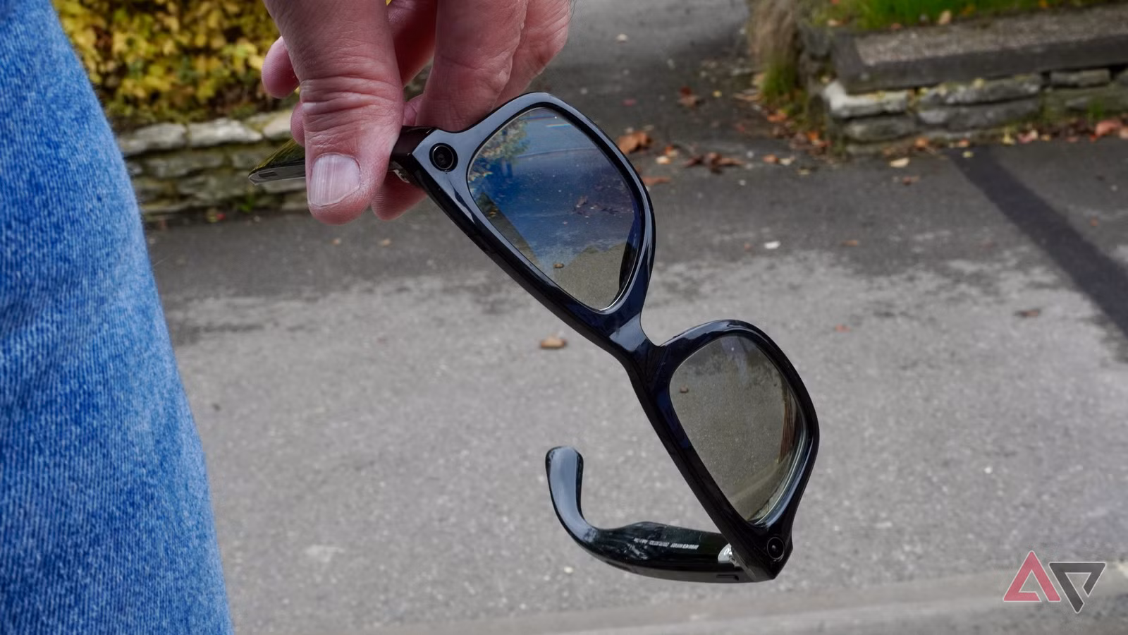 ray ban meta in hand JPG