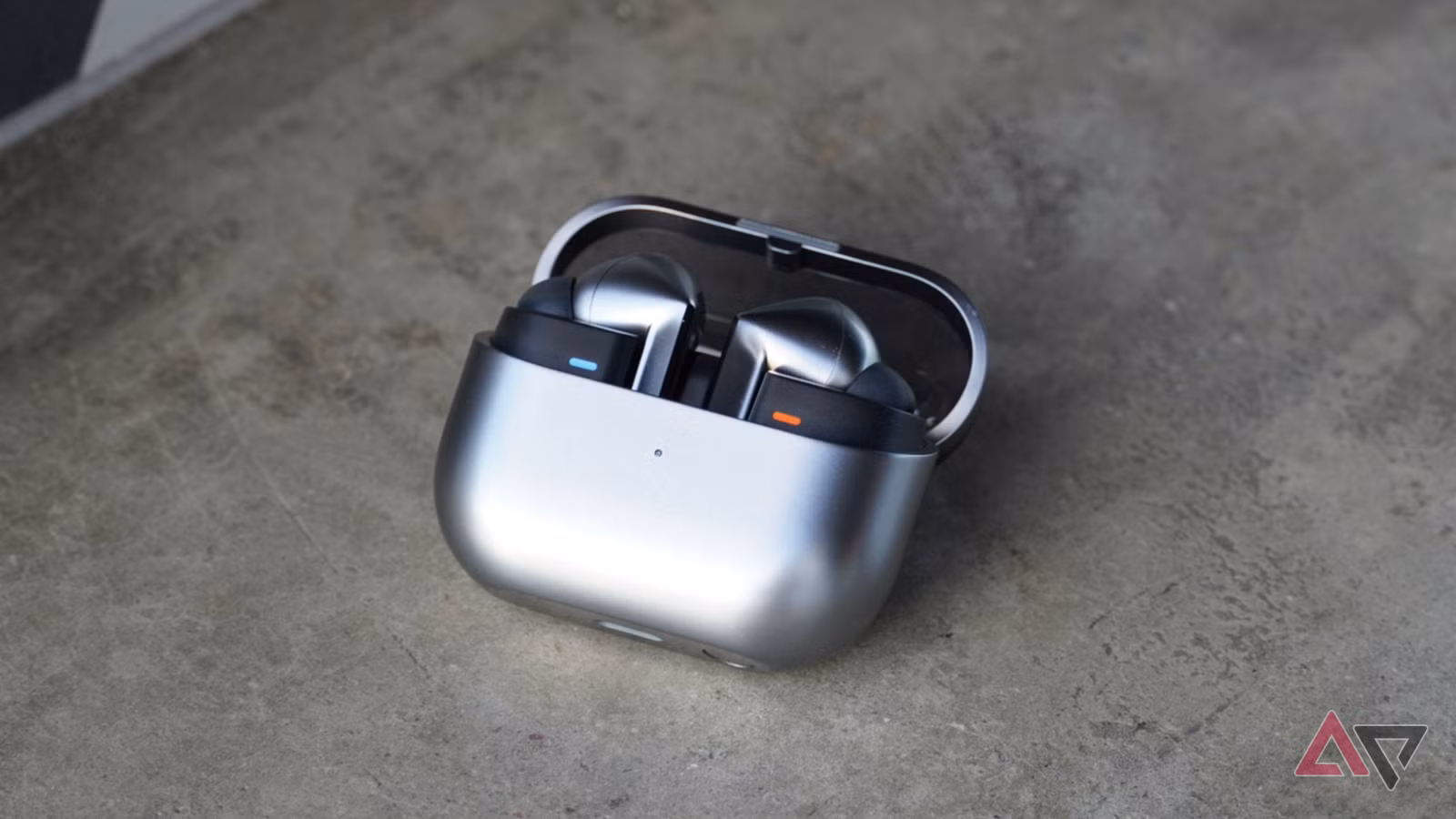 samsung galaxy buds 3 pro case open lying jpg