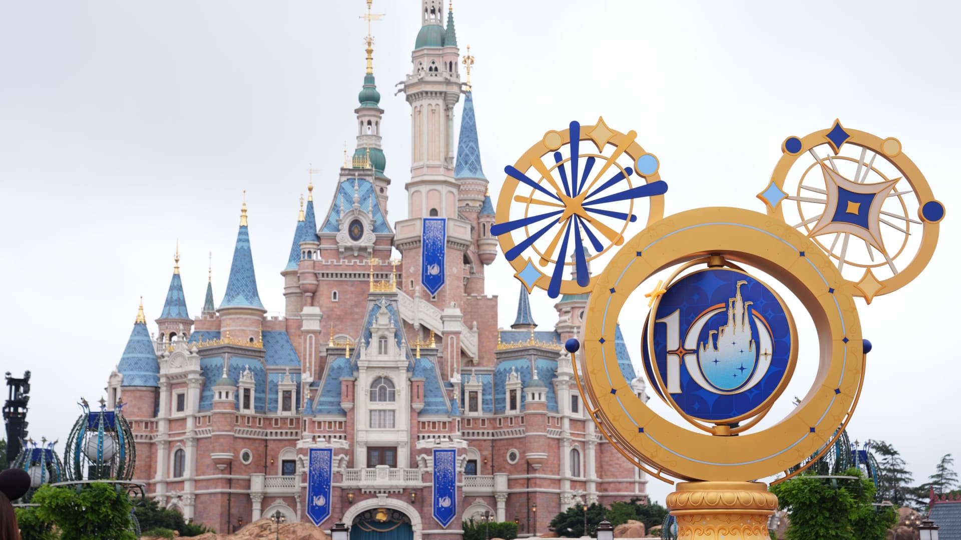 108323943 1781795437328 gettyimages 2281374098 EconomyLife CHINA SHANGHAI DISNEYLAND 10TH ANNIVERSAR jpeg