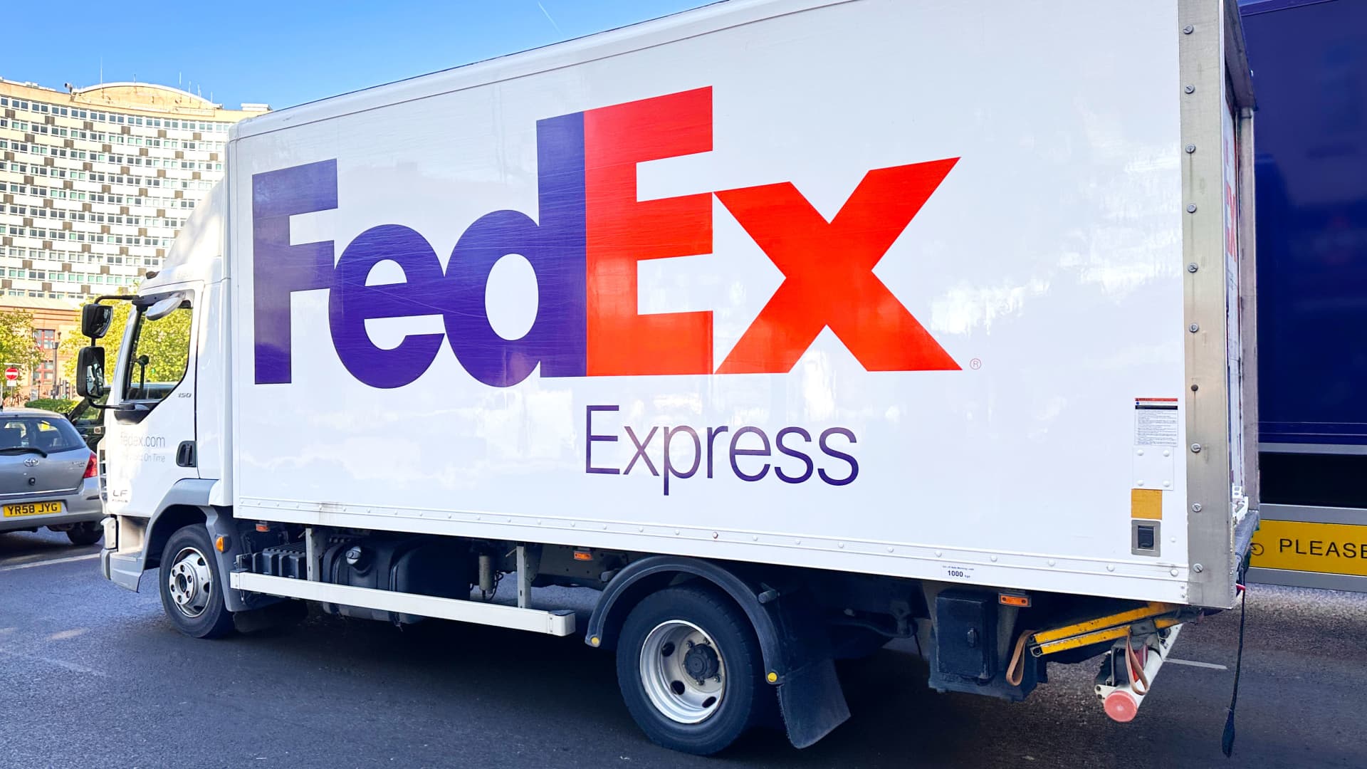 108325012 1782152797262 gettyimages 2277688306 fedexfederalexpresswhitelorrytruckvanvehicleparceldel jpeg