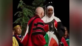 عميد جامعة أمريكية ينتزع العلم الفلسطيني من حفل التخرج (فيديو)