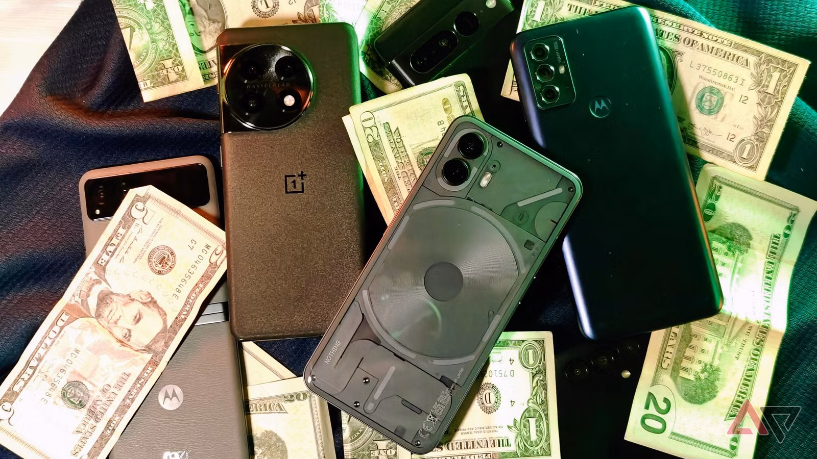 nothing phone 2 pixel 7 pro razr cash lifestyle 01 1 jpg