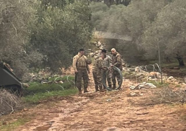 الجيش اللبناني يواصل إجراءاته الدفاعية في منطقة سردة وتركيب أسلاك معدنية بمحاذاة الساتر الترابي