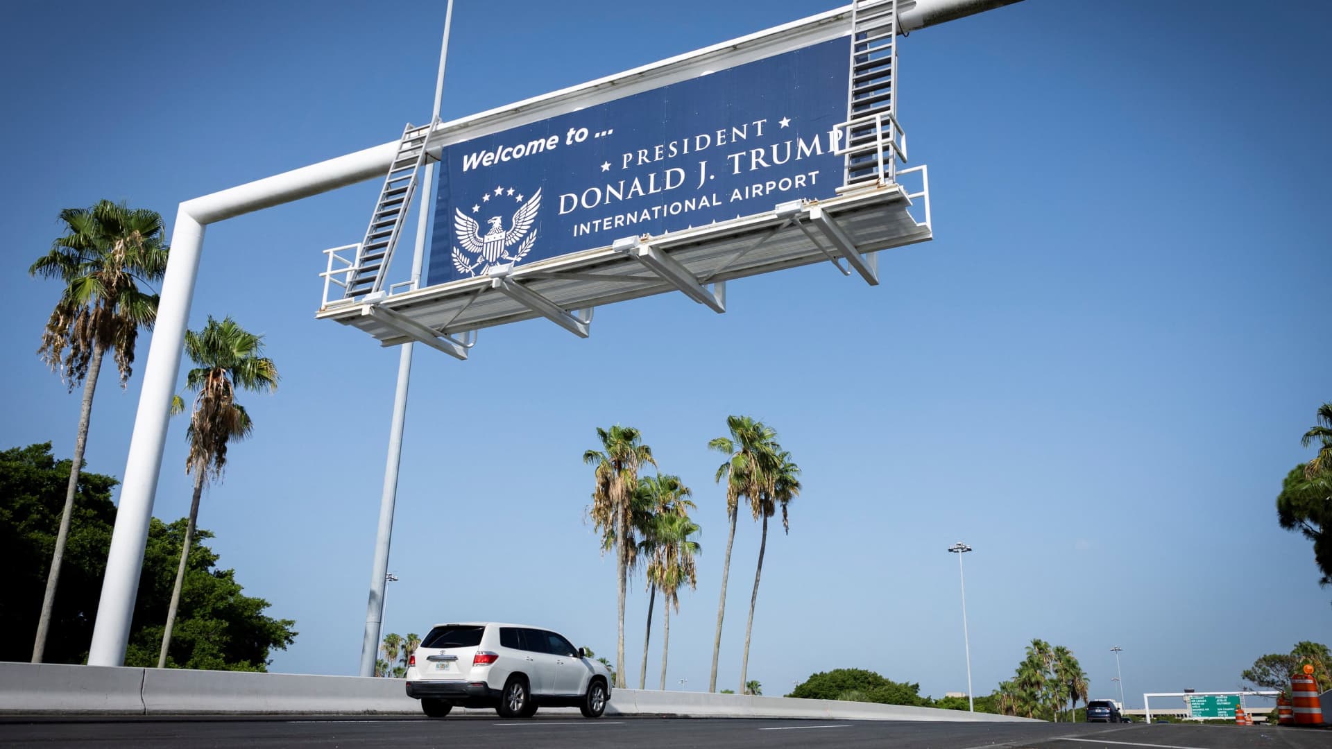 108332899 17836156672026 07 09t143753z 1245036203 rc2dama76ovq rtrmadp 0 usa trump airport jpeg