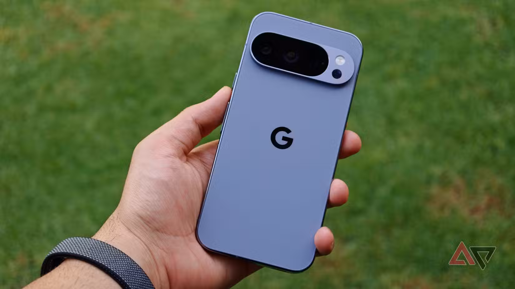 لون Moonstone Google Pixel 10 Pro في متناول اليد أمام العشب الأخضر