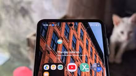 عرض نصف الجزء من شاشة هاتف Samsung Galaxy Z Flip 7 مع أداة Now Summary والتطبيقات في الأعلى