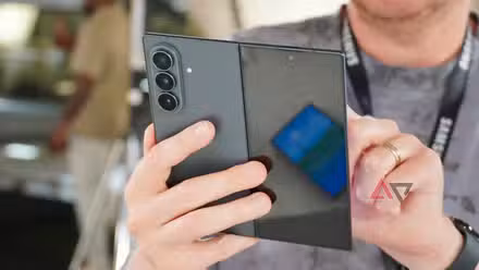 شخص يستخدم هاتف Samsung Galaxy Z Fold 8 Ultra