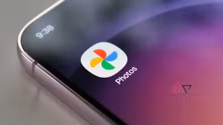 صورة لأيقونة تطبيق Google Photos على الشاشة الرئيسية لجهاز Samsung Galaxy S23+