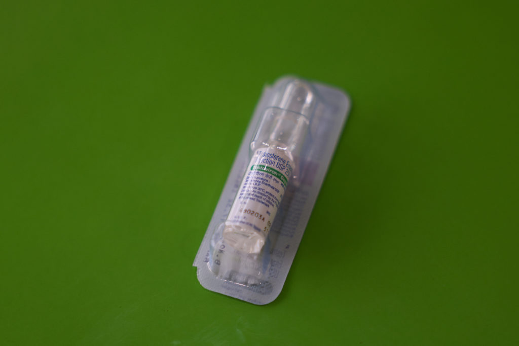 عبوة من Testoviron Depot، حقنة التستوستيرون، تظهر في صيدلية في بنغالورو