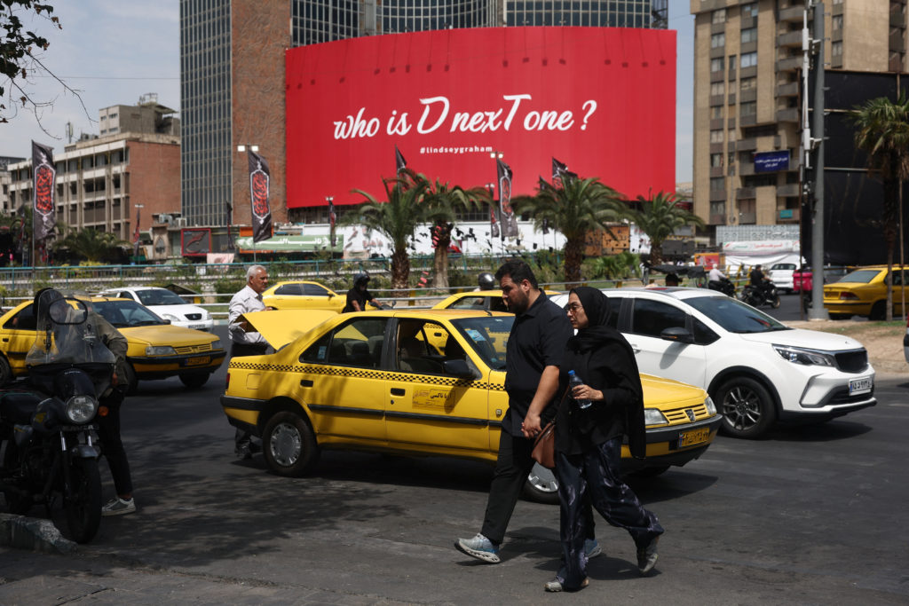 صورة مميزة: قال الجيش الأمريكي إنه أطلق النار على سفينة أخرى كانت تحاول اختراق الحصار الذي يفرضه على الموانئ الإيرانية