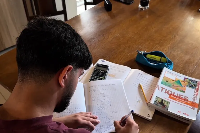 آدم – طالب ثانوية عامة قررت الحكومة اللبنانية إلغاء الامتحانات الرسمية لشهادتي الثانوية العامة والبكالوريا الفنية بسبب الأوضاع الأمنية الاستثنائية