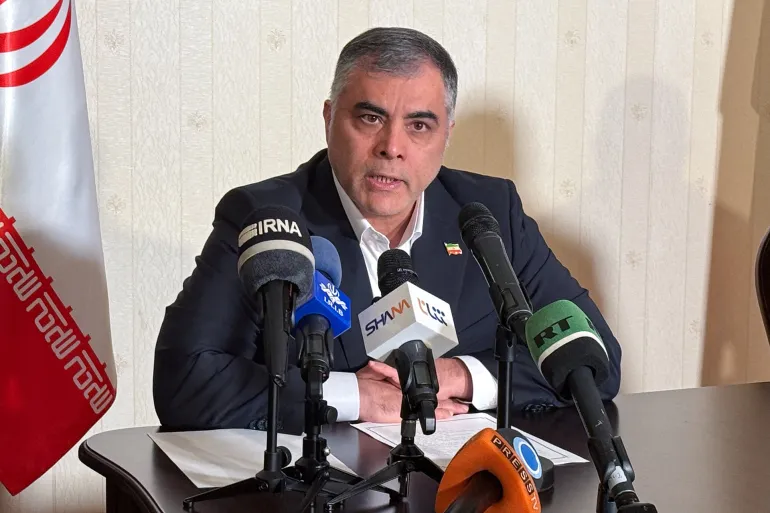 وزير النفط الإيراني محسن باكنيجاد يدلي ببيان عقب حفل توقيع حضره وزير الطاقة الروسي سيرجي تسيفيليف في موسكو، روسيا، 25 أبريل 2025. رويترز/أولسيا أستاخوفا