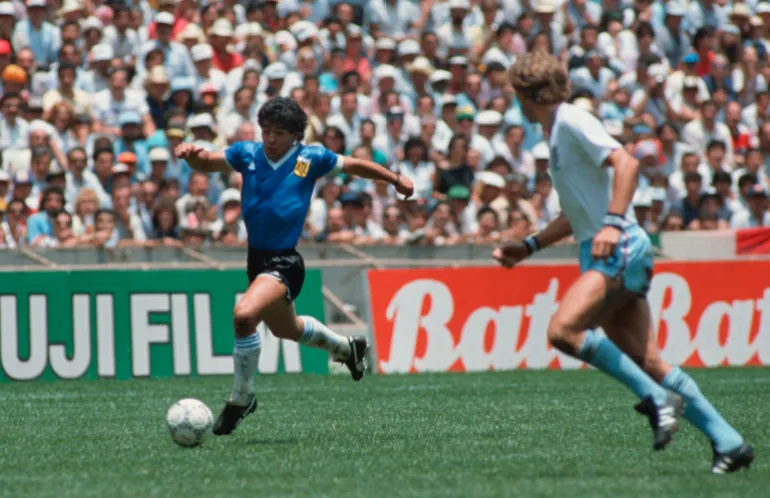 مارادونا يقود هجمة للأرجنتين خلال مواجهة إنجلترا في ربع نهائي كأس العالم 1986 (غيتي) 