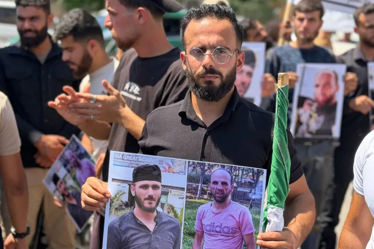 وقفة احتجاجية في محافظة ادلب للمطالبة باطلاق سراح الاسرى في السويداء