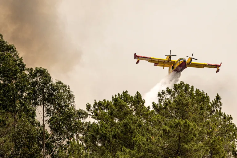 بومبال، البرتغال - 14 يوليو: شاركت طائرة مكافحة حرائق من طراز Canadair CL-415 من إيطاليا في عمليات مكافحة الحرائق في جيستيرا دي بايكسو في 14 يوليو 2022 في بومبال، البرتغال. اجتاحت حرائق الغابات المناطق الوسطى من البلاد وسط درجات حرارة تجاوزت 40 درجة مئوية. (تصوير أوكتافيو باسوس / غيتي إيماجز)