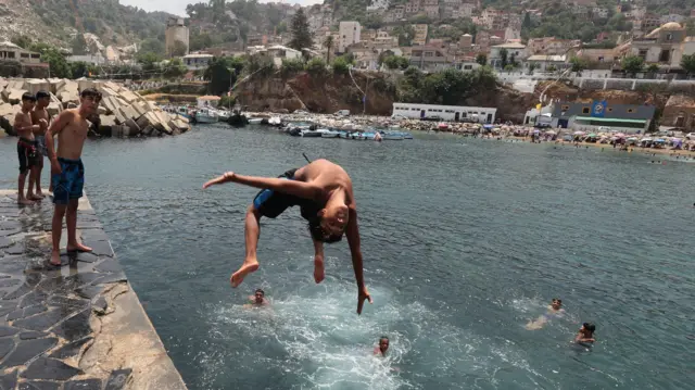 صبي يقفز إلى البحر في ميناء ريس حميدو بالجزائر العاصمة، الجزائر، في 21 يوليو/تموز 2026، مع اجتياح موجة حر شديدة لعدة مناطق في البلاد.