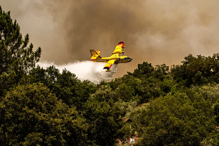 بومبال، البرتغال - 14 يوليو: شاركت طائرة مكافحة حرائق من طراز Canadair CL-415 من إيطاليا في عمليات مكافحة الحرائق في جيستيرا دي بايكسو في 14 يوليو 2022 في بومبال، البرتغال. اجتاحت حرائق الغابات المناطق الوسطى من البلاد وسط درجات حرارة تجاوزت 40 درجة مئوية. (تصوير أوكتافيو باسوس / غيتي إيماجز)