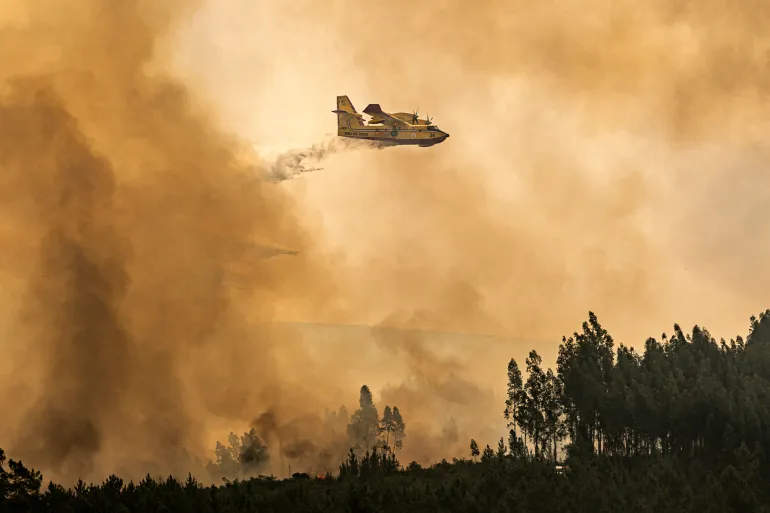 بومبال، البرتغال - 14 يوليو: شاركت طائرة مكافحة حرائق من طراز Canadair CL-415 من إيطاليا في عمليات مكافحة الحرائق في جيستيرا دي بايكسو في 14 يوليو 2022 في بومبال، البرتغال. اجتاحت حرائق الغابات المناطق الوسطى من البلاد وسط درجات حرارة تجاوزت 40 درجة مئوية. (تصوير أوكتافيو باسوس / غيتي إيماجز)