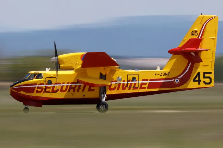 إقلاع طائرة من طراز Canadair CL-415 أثناء عرض خطة 2023 لمكافحة حرائق الغابات، في قاعدة نيم جارون الجوية، فرنسا، 25 أبريل 2023. رويترز / كريستيان هارتمان