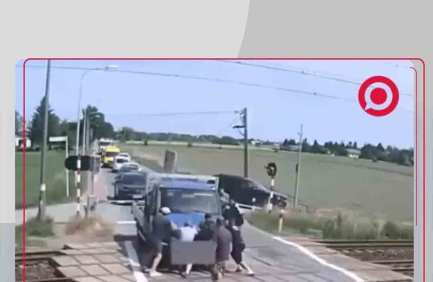 شاحنة تعطلت على سكة حديد في بولندا ودهسها قطار أمام أعين حشد حاول إنقاذها
