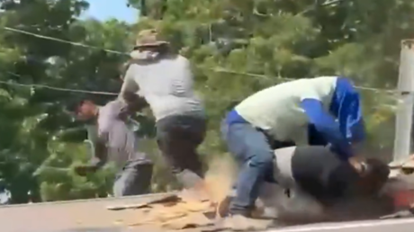 لقطات صادمة توثق شجارا جنونيا بين عمال تسقيف واستمرارهم في القتال