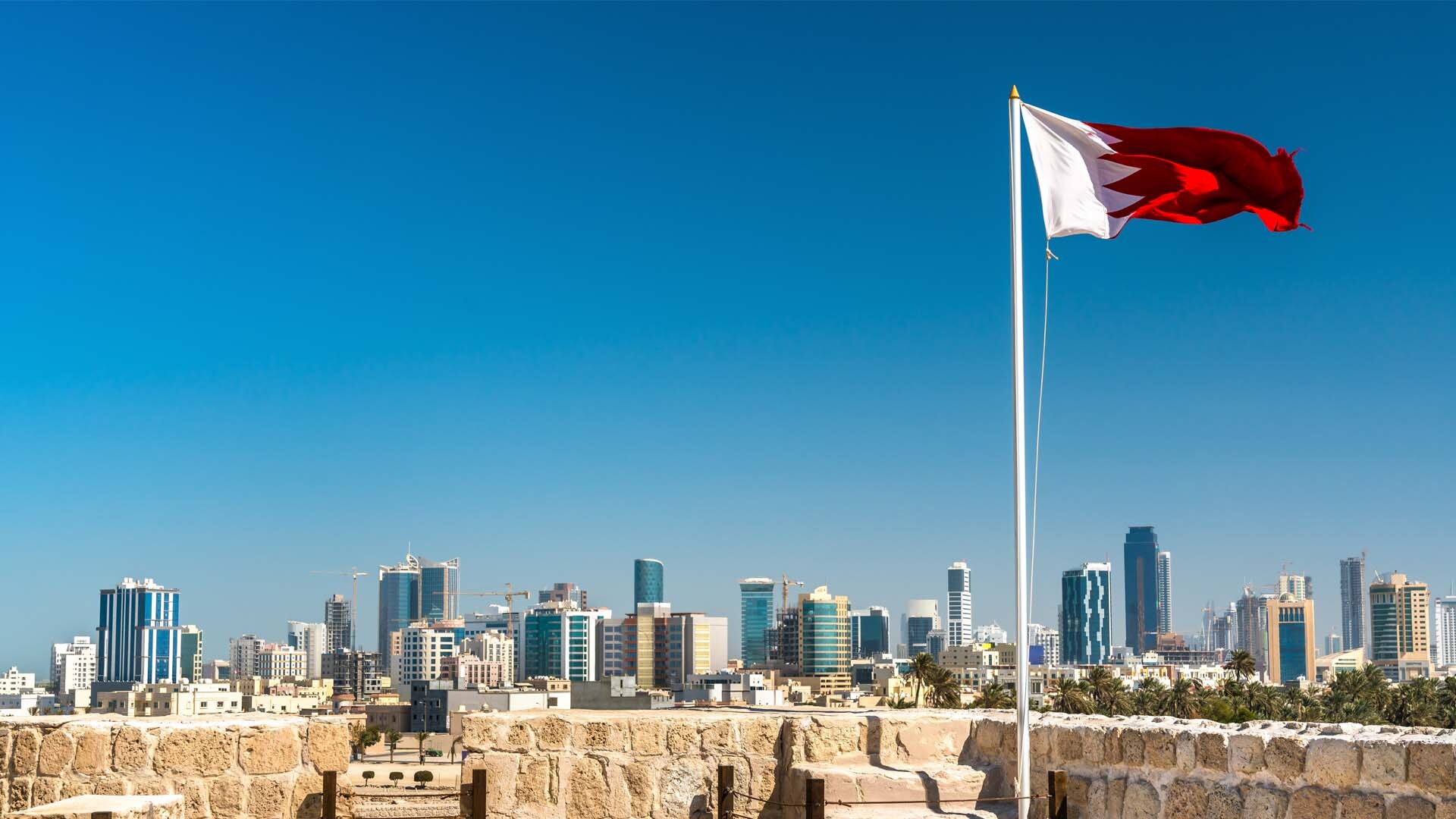 صورة مميزة: إطلاق صفارات الإنذار في البحرين عقب الضربات الأمريكية على إيران