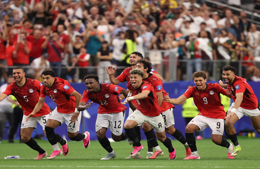رجل أعمال إماراتي يقدم هدايا ثمينة للاعبي منتخب مصر بعد إنجاز المونديال  ‏