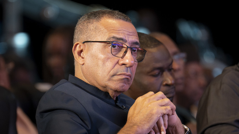 صورة مميزة: الدولة الجزيرة تعيد انتخاب رئيسها بعد انقسام الحزب الحاكم – RT Africa