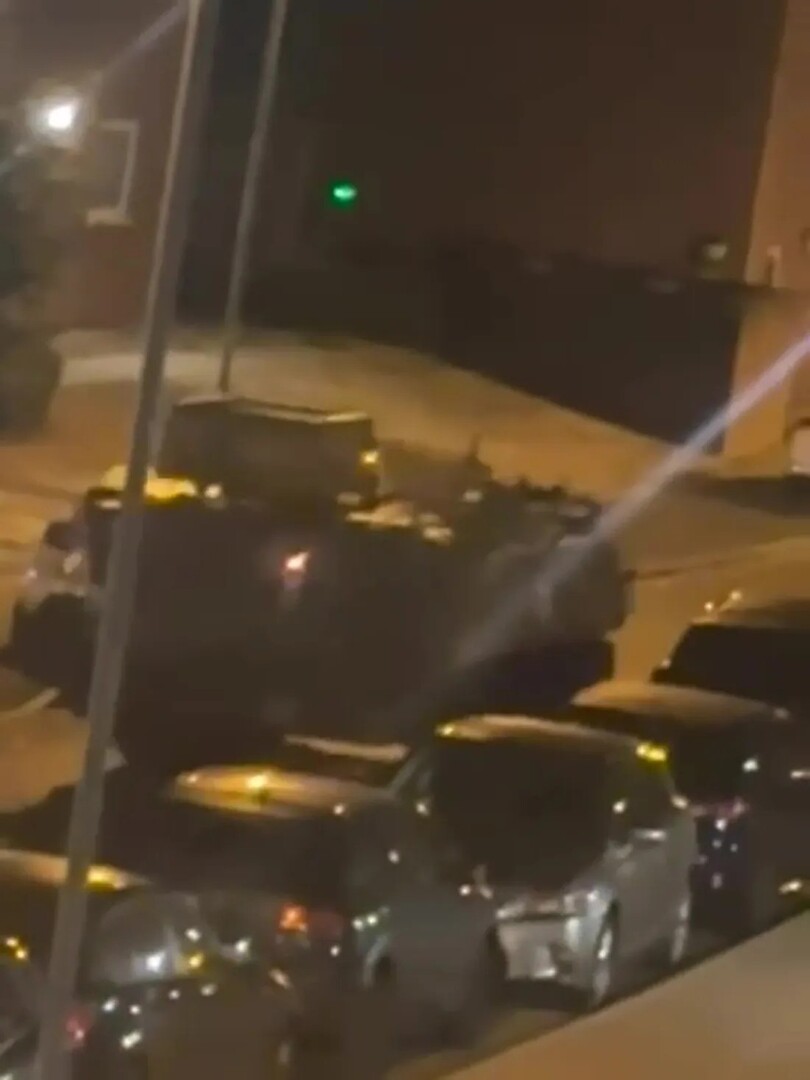 جنديان بريطانيان في حالة سكر شديد يسرقان ناقلة جند مدرعة ويصطدمان بعدة مركبات مدنية (فيديو)