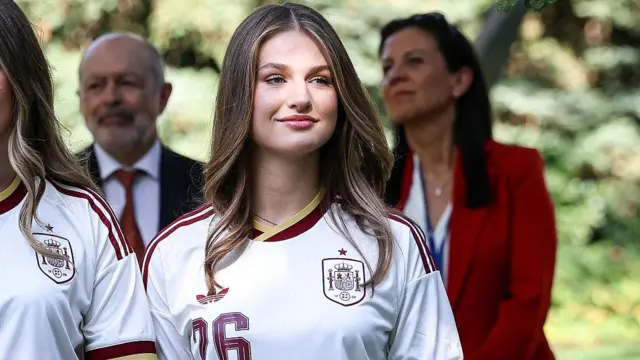 الأميرة ليونور، وريثة العرش الإسباني، تستقبل أفراد المنتخب الإسباني لكرة القدم في قصر ثارثويلا بالعاصمة مدريد، عقب تتويج إسبانيا بكأس العالم 2026، في 20 يوليو/تموز 2026.